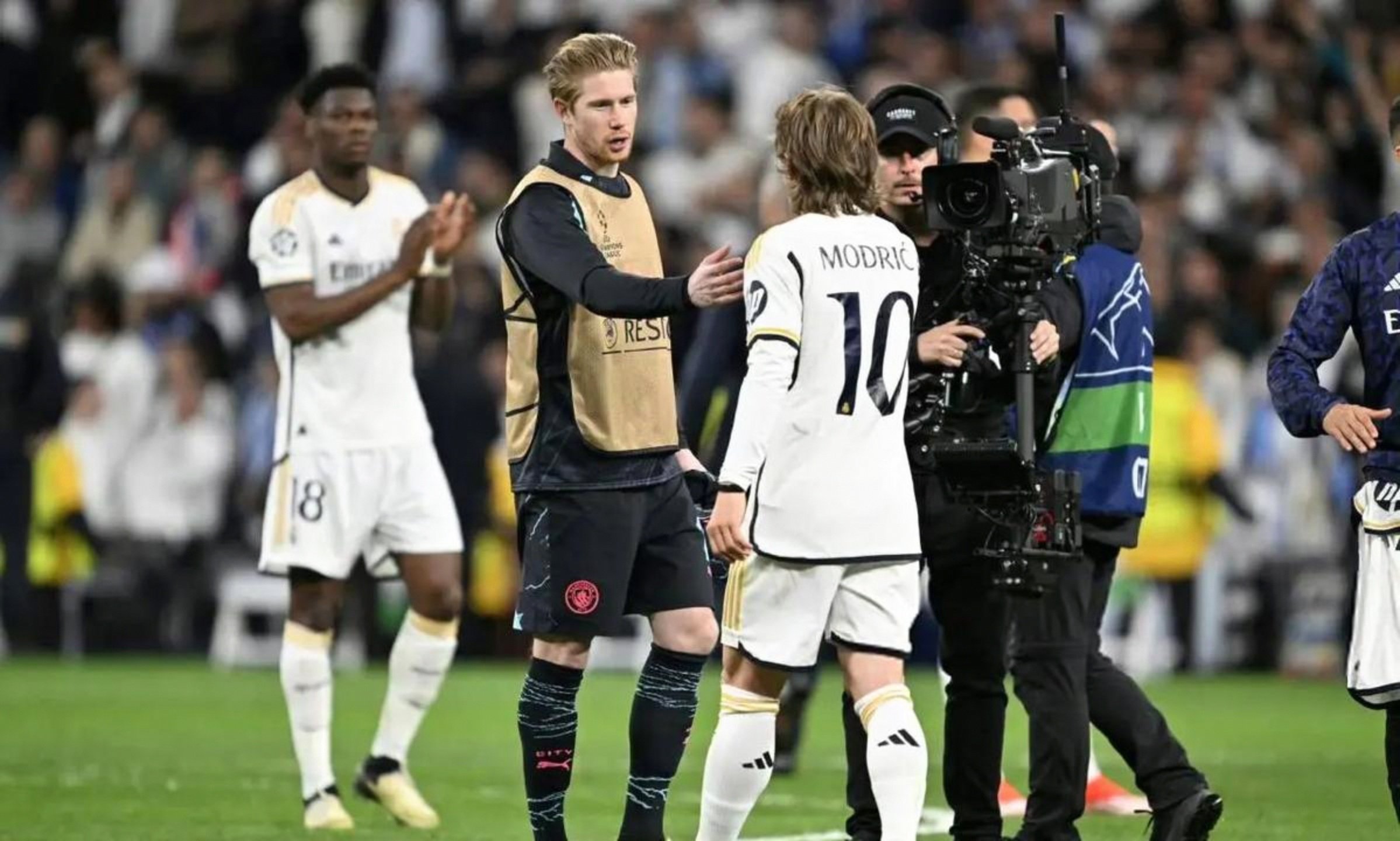 AC米兰绝杀惊险胜利，球迷欢呼不已的简单介绍