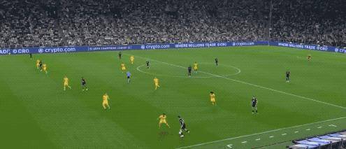 包含尤文图斯客场大胜，追赶前四位置的词条