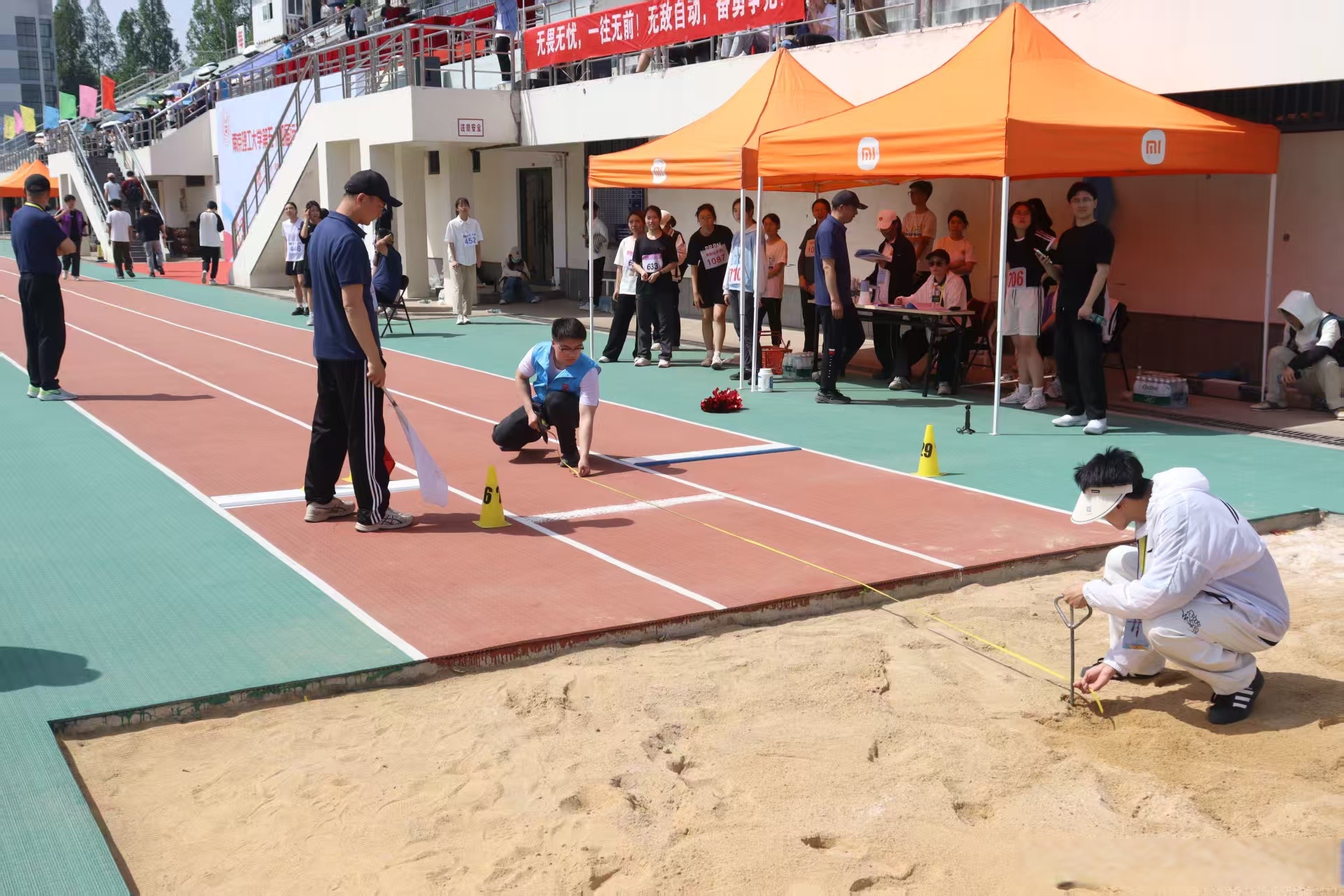 包含运动员的高水平技艺让裁判们刮目相看的词条