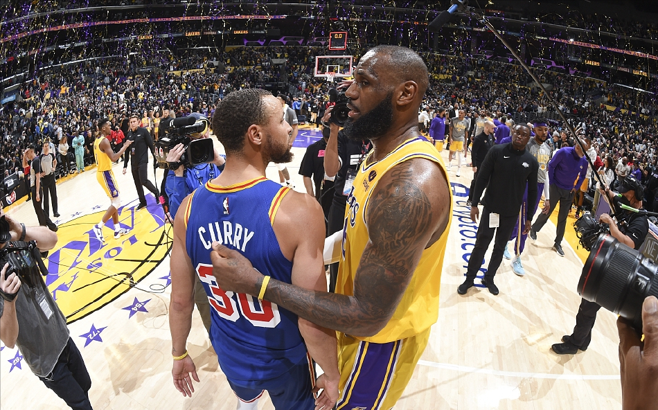 包含四川队横扫湖人，麦科勒姆带队取胜的词条