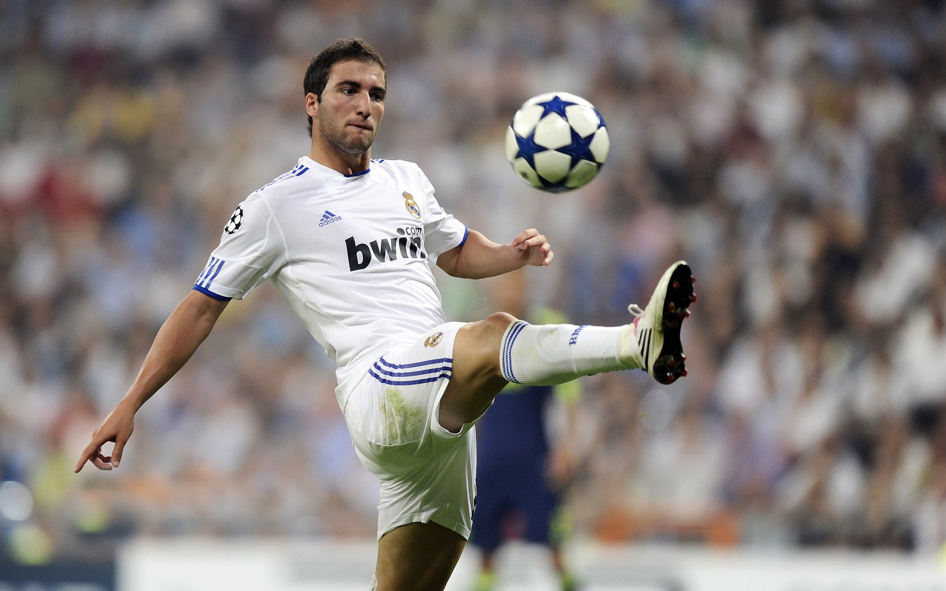 不败神话再续,奥利维耶独造三球,勒沃库森完胜拜仁改写德甲格局