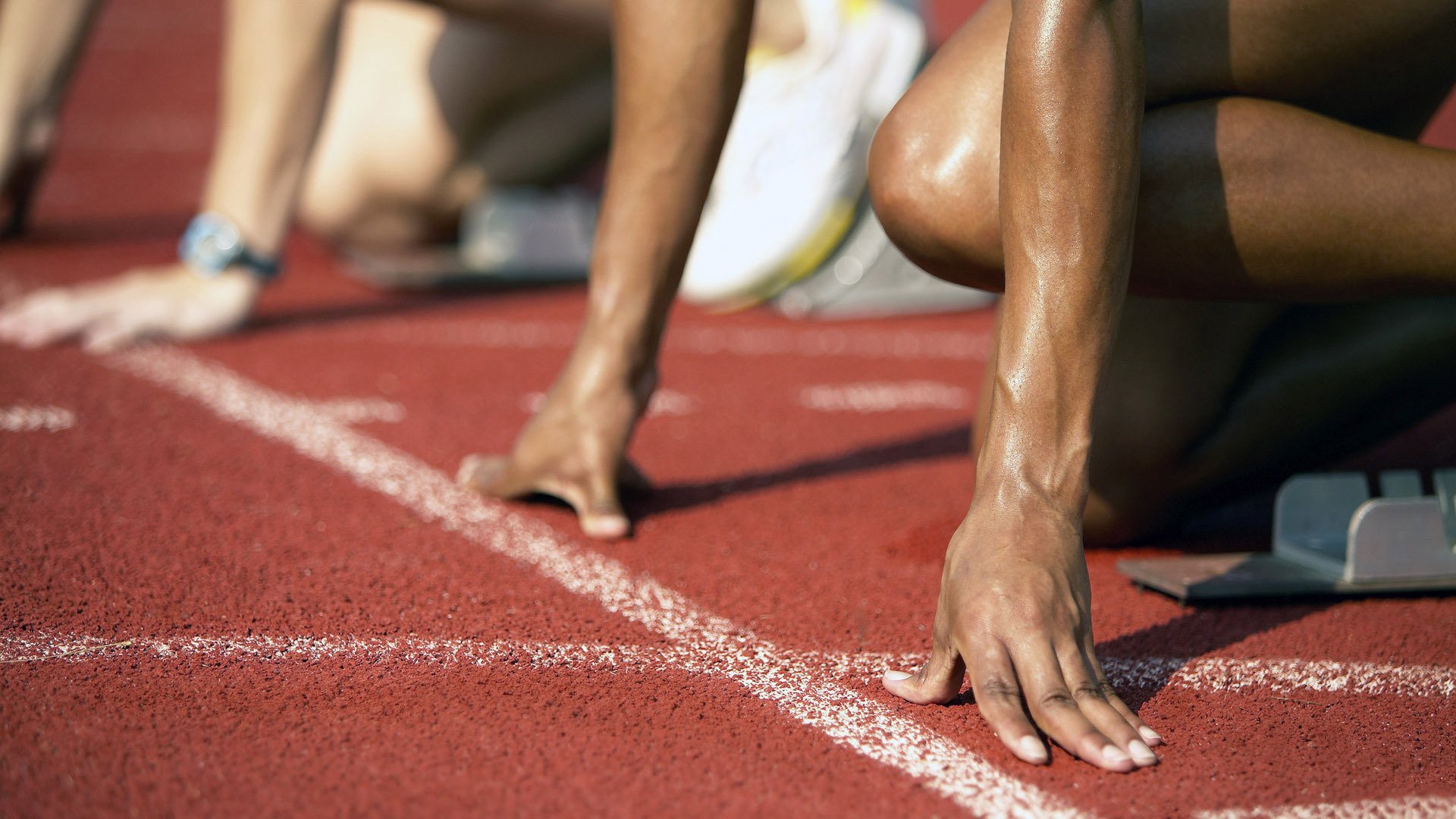 赛道上的毫厘之争，佩雷兹领衔雷诺险胜哈斯，团队协作铸就经典胜利